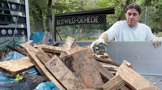 Sebastian Längerer vom Jugendzentrum zeigt den gefundenen Bauschutt, der auf einem Lastwagenanhänger gesammelt wird.