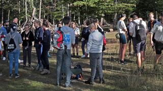 Gemeinsam für die Umwelt: Viele Jugendliche haben sich beim Wildgehege versammelt, um Müll zu sammeln. Sie teilen sich in Gruppen auf, damit viele Bereiche des Hardtwalds bearbeitet werden können.
