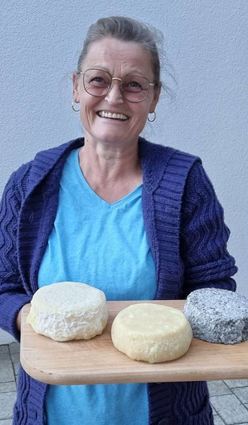 Agnes Laner betreibt eine Hofkäserei in Mühlwald im Tauferer Ahrntal – und das mit Stolz. Sie präsentiert ihren Graukäse.