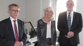 Der Präsident des Landessozialgerichts (v. l.) Dr. Werner Follmann verabschiedet die Präsidentin des Sozialgerichts Speyer Anette Schmidt in den Ruhestand. Als neuer Präsident des Sozialgerichts wird Dr. Johannes Holzheuser vorgestellt.