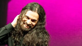 Daniele Veterale führt als Erzähler zweier Zeiten durch die Inszenierung von E.T.A. Hoffmanns „Der Goldne Topf“.