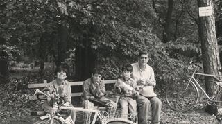 Er fühlt sich in der Gemeinde schon seit Jahrzehnten wohl: Hier ist Romani Rose mit seinen Söhnen im Oftersheimer Hardtwald bei einer Fahrradtour.