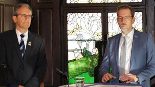 Bürgermeister Dr. Ralf Göck (l.) und MVV-Technikvorstand Dr. Hansjörg Roll infor-mieren über den geplanten weiteren Ausbau der Fernwärme.
