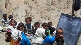 Laut der UN-Kinderhilfsorganisation Unicef besuchen rund vier Millionen Kinder in Afghanistan – anders als auf dem Bild aus einem Film – keine Schulen.