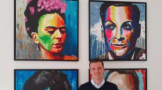 Ob Frida Kahlo (l. o.) oder Audrey Hepburn (l. u.): Andreas Klas malt nur Menschen, die ihn auch als Persönlichkeit interessieren. Dabei experimentiert der Heidelberger intensiv mit Farben, das zeigt er auch bei seiner Schau im Alten Bahnhof.
