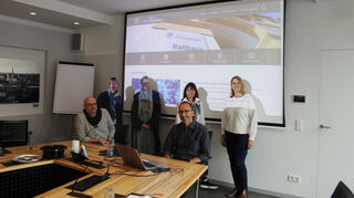 Die „Task Force“ für die zwei neuen Webseiten der Stadt, wie man sieht, ganz in ihre Arbeit eingetaucht: Stephan Landwehr (v. l.), Andrea Baisch, Katharina Simmert, Jürgen Debré, Christiane Drechsler und Andrea Berger.