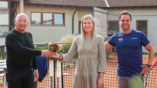 TCP-Vorsitzender Roland Wahl (l.) und sein Stellvertreter Felix Dobler begrüßen das 80. Neumitglied des Jahres, Madeleine Kiefer, mit einem Blumenstrauß.