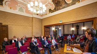 Der Verein Feuerbachhaus feiert mit einem Festakt im Historischen Ratssaal sein 50-jähriges Bestehen und damit die Rettung des Geburtshauses des berühmten Malers Anselm Feuerbach vor dem Abriss. Vorsitzende Monika Kabs begrüßt die Gäste.
