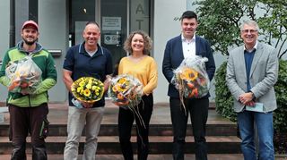 Neu in der Verwaltung sind Sebastian Klatt, Thomas Siegele, Ada Friesen und Nico Franek, die von Bürgermeister Uwe Grempels mit Blumen begrüßt wurden.
