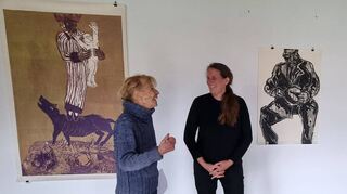 „Ju“ Mindhoff und Dr. Kristina Hoge wärmen in der neuen Xylon-Werkschau Erinnerungen an die tollen Künstler der Ausstellung auf.