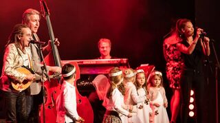 Die Kinder des Kindergartens St. Maria sind bei „Jingle Bells“ die Stars auf der Bühne: Sie unterstützen beim Konzert 2019 Mike Frank (v. l.), Hans Grieb und Christin Kieu in der Stadthalle.