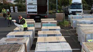 Frisch entladen: Die von verschiedenen Herstellern und Großhändlern gespendeten Paletten stehen bereit, ausgepackt und in Kofferräume geladen zu werden.