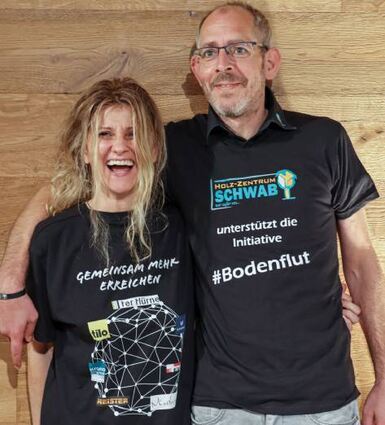 Sponsoren auf T-Shirt verewigt: Roman Böcking und Manuela Mack präsentieren das Textil zur Aktion.
