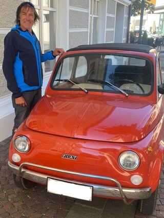 Hans Kammerlander mit seinem Oldtimer, einem Fiat 500. Ein solcher Kleinwagen war sein erstes Auto, deshalb wollte er heute wieder einen haben.