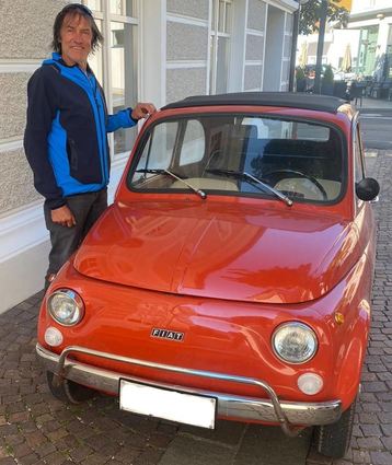 Hans Kammerlander mit seinem Oldtimer, einem Fiat 500. Ein solcher Kleinwagen war sein erstes Auto, deshalb wollte er heute wieder einen haben.