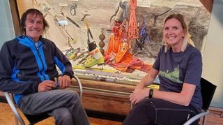 Hans Kammerlander und die Autorin des Interviews 2021 in dem Büro des Bergsteigers im Tauferer Ahrntal.