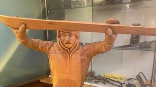 Eine kunstvolle Erinnerung an die erste Skibefahrung des Mount Everest. Diese Holzskulptur steht auch im Büro von Hans Kammerlander und erinnert an den bislang unerreichten Rekord. 16 Stunden und 40 Minuten brauchte er 1996, um auf den Gipfel des höchsten Berges der Erde zu kommen, um dann mit Spezialski abzufahren.