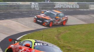 Marcel Marchewicz ist auch im Regen mit dem „Flotten Fleischkäs“, wie das Auto dank eines Sponsors heißt, schnell auf dem Nürburgring unterwegs.