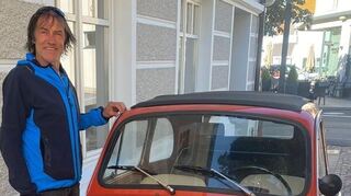 Hans Kammerlander mit seinem Oldtimer, einem Fiat 500. Ein solcher Kleinwagen war sein erstes Auto, deshalb wollte er heute wieder einen haben.