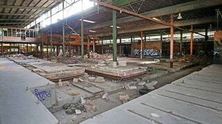 Industrieruine mit vielen Unbekannten: Dass die ehemalige Ziegelei und Asbestverarbeitungshalle mit Asbest und Dioxinen verun-reinigt ist, steht fest. Allerdings sind das Ausmaß und die Entsorgungsmöglichten noch nicht völlig klar.