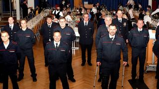 Kommandant Marco Krupp (v. l.), Lars Wiloth, Sebastian Magnussen, Ron Pregartner, Moritz Willer, Timothy Faber, Elyes Benkacimi, Dean Faber, Nico Seibert, Günter Kummelt, Oliver Seibert, Timo Sattig, Andreas Schließer, Stefan Hemmerich, Stefan Mehlich, Torben Wedel, Mathias Wiloth und Bürgermeister Dr. Ralf Göck freuen sich über die Ehrungen und Übernahmen.