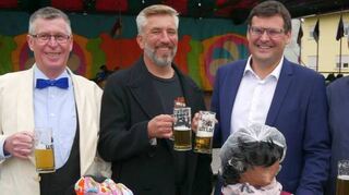 Bräuche wie die Schlumpel – hier mit PCC-Vorsitzenden Hans-Peter Rossrucker (v. l.), Rummelplatz-Beschicker Stefan Bunk, Bürgermeister Nils Drescher und „Wärtschaft“-Wirt Volker Seitz – haben es oft schwer zu überleben.