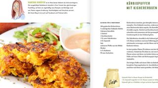 Seite 69 aus dem Buch „Schlemmen for future“: Das Rezept „Kürbispuffer mit Kichererbsen“ stammt von „Die Schürzenträgerin“ Vanessa Schäfer. Es ist eines von drei Rezepten der Reilingerin.