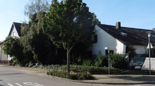 Diese Ortsansicht wird bald der Vergangenheit angehören. Ein Bauträger plant, das Wohnhaus Ecke Schubert- und Speyerer Straße abzureißen und das seither von viel Grün dominierte Areal mit Reihenhäusern zu bebauen.
