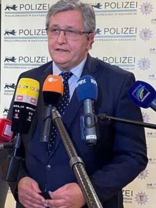 Siegried Kollmar bei der Pressekonferenz im Februar 2021 anlässlich des Mordes an einem 13-Jährigen in Sinsheim.