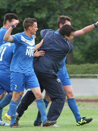 Siegfried Kollmar bejubelt im Juli 2012 als Trainer der SG Kirchheim den 1:0-Siegtreffer von Dennis Ludkowski im Aufstiegsspiel zur Verbandsliga gegen Viernheim.