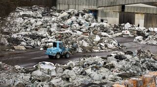 So sah das Gelände der Asbestbehandlungsanlage Herrenteich vorm Vertragsabschluss 2008 aus: Die belasteten Abfälle lagerten in und um die Halle, die Mineralfaser-Verwertungsgesellschaft hatte viel zu viel Material angenommen.