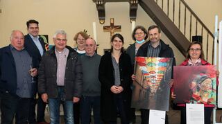Ludwig Schell, Bürgermeister Stefan Weisbrod, Volker Wahl, Waltraud Schell, Fritz Breuner, Pfarrerin Eva Leonhardt, Anke Wahl, Tobias Beier und Melanie Wagner bei der Eröffnung der Ausstellung.