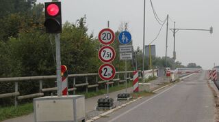 Noch steht die Ampel auf Rot an der Salierbrücke, die die badische Kundschaft vom Speyerer Handel abschneidet. Nur der Pendelbus und Fußgänger dürfen durch.
