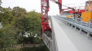 Ein Spezialfahrzeug hat eine Arbeitsbühne unter die Brücke gefahren, damit Arbeiten von unten durchgeführt werden können, ohne aufwendig ein Gerüst zu bauen.