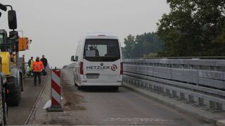 Der Pendelbusverkehr zwischen dem Domplatz und dem Parkplatz auf der anderen Rheinseite läuft auch weiterhin. Hier fährt der Bus auf der südlichen Fahrspur, die seit Dienstag abgefräst werden muss. Danach wird sie nochmals neu asphaltiert.