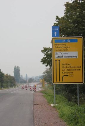 Hier der Blick auf die gesperrte Straße mit dann zwei Spuren Richtung Hockenheim.