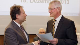 Amtszeit Nummer eins beginnt: Der damalige OB Dieter Gummer verpflichtet Thomas Jakob-Lichtenberg (l.) am 18. Dezember 2013 als Ersten Beigeordneten.