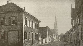 Das Rathaus – auf dem Bild von der Hauptstraße links, mit der Schutzengelkirche im Hintergrund – in den frühen 1930er Jahren war ein reiner Zweckbau für das damals kleine Dorf.