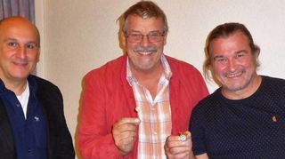 Vorsitzender Petros Maloussidis (v. l.) ehrt Gerhard Rieger und Stefan Rinklef.