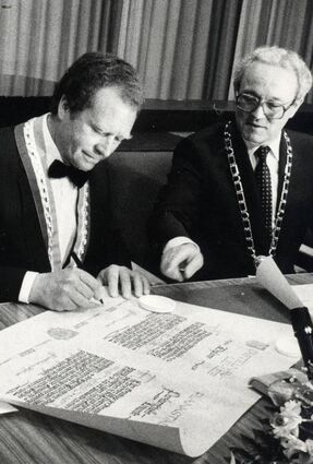 Die Bürgermeister Pierre Varray und Werner Weick bei der Unterzeichnung der Partnerschaftsurkunde am 18. Oktober 1981.