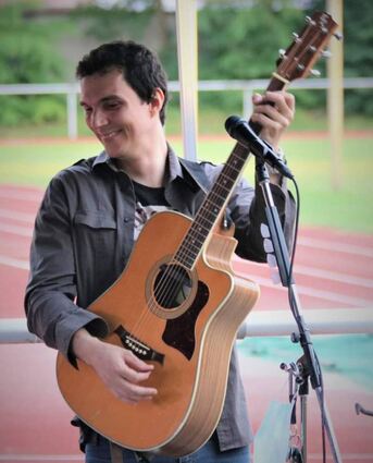 Spielfreude: Alexander Schartel an der Gitarre.