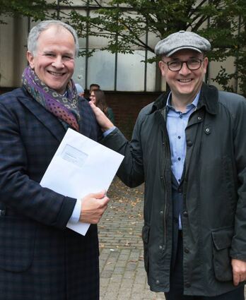 Immobilienentwickler Andreas Epple (l.) erhält von OB Dr. René Pöltl die Baugenehmigung.