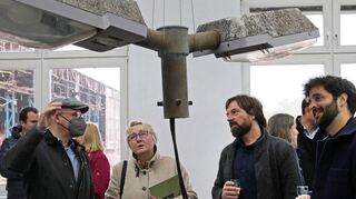 Erleuchtung und Kunst: OB Dr. René Pöltl(v. l.), Wissenschaftsministerin Theresia Bauer sowie die Künstler Peter Weigand und Alper Kazokoglu an der Straßenlaterne, die früher auf dem Parkplatz stand.
