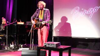 Landen mit „Bingo“ einen Treffer beim Publikum: Friedemann Weise und seine Begleiterin am Klavier, Sarah Elena Esser. Es hat im Pumpwerk allerdings etwas gedauert, bis die Zuhörer mit Weises Humor warm geworden sind.