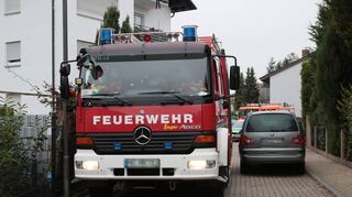 Wegen einer Laterne muss sogar der Seitenspiegel des Feuerwehrautos eingeklappt werden. Wegen eines parkenden Autos Am Landgraben reicht der Platz sonst nicht.