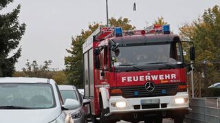 Da die Autos auf der Straße parken, ist es zum nächsten Grundstück nicht mehr weit. Hier ist Maßarbeit gefragt.