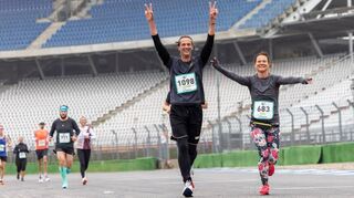 Fröhliche Gesichter trotz 21 oder 42 Kilometern Strecke: Jochen und Heike strahlen beim Lauf auf dem Grand-Prix-Kurs, der optimale Bedingungen für schnelle Zeiten bietet.