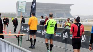 Am Eingang zur Ostkurve gehen die Marathonläufer auf die Strecke mit neun Runden.