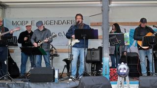 Die Musiker der Gruppe „Hoaggelfisch“ um Edmund Werner (Percussion) aus Brühl unterhielt die aktive Läufergemeinde und deren Anhang sage und schreibe drei Stunden lang – das Repertoire der Rocker auf der Bühne lässt das aber auch locker zu.