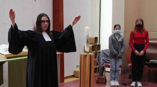 Pfarrerin Melanie Börnig und die Konfirmandinnen Phelicia und Valentina führten vor der Hochbeeteinweihung durch den Gottesdienst.